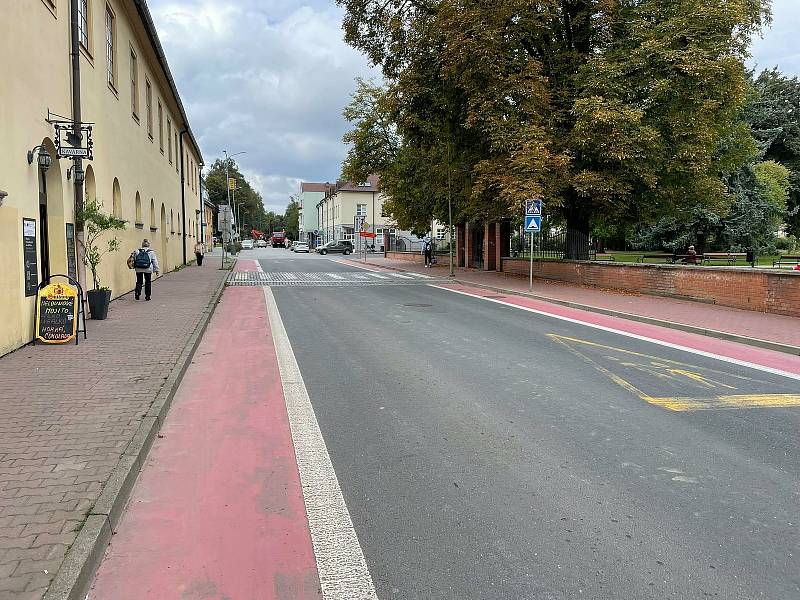 Cyklopruhy z centra Moravské Třebové postupně zmizí a na nové silnici už ani nebudou.