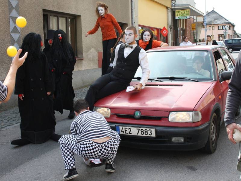 Na mezinárodní festival pantomimy přijeli do Poličky mimové z různých koutů Evropy.