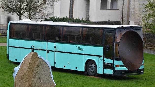 Autobus v Klášterních zahradách je součástí výstavy.