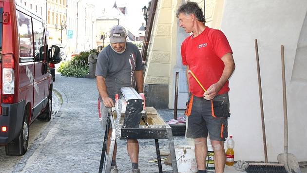 VEDRO NEVEDRO, Milan Heger s kolegou musejí pracovat.  Dláždí chodník ve svitavském podloubí.