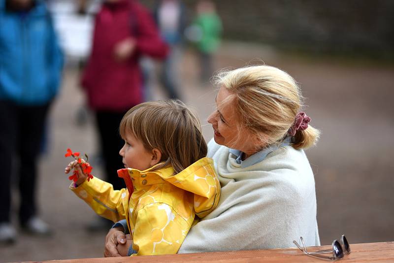 Princezna Arabela neboli herečka Jana Nagyová v sobotu zahájila na hradě Svojanov Třicetiletou válku.