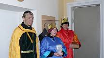Úřady a instituce ve Svitavách obešla ředitelka charity Blanka Homolová se svými koledy v převleku za Tři krále.