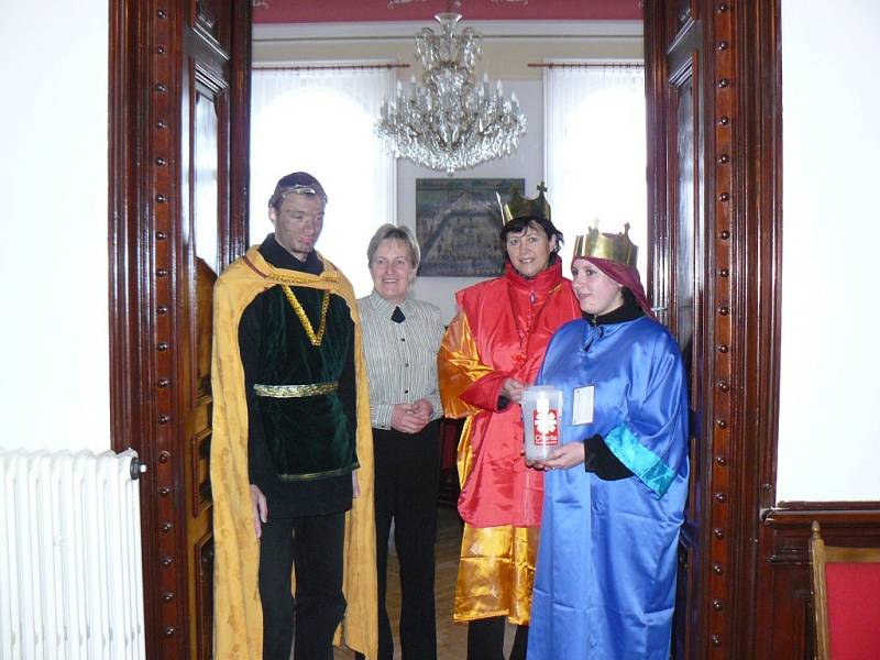 Úřady a instituce ve Svitavách obešla ředitelka charity Blanka Homolová se svými koledy v převleku za Tři krále.