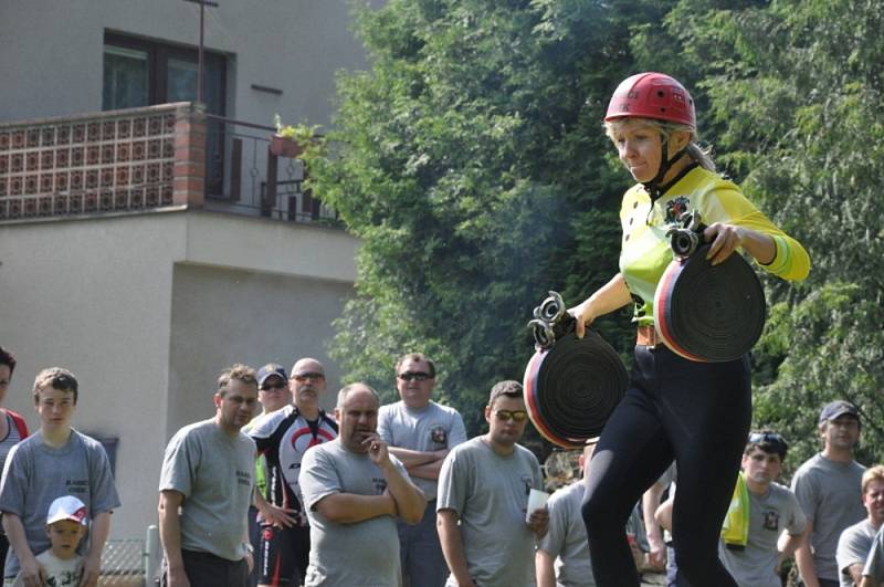 DOBROVOLNÍ HASIČI v Osíku u Litomyšle v sobotu nejen soutěžili, ale také se spontánně rozhodli, že pomohou kolegům, které postihla povodeň. 