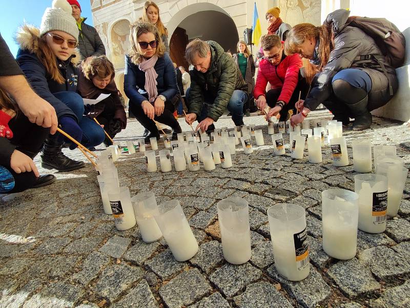 Desítky lidí v Litomyšli se sešly v neděli odpoledne na zámeckém návrší při Modlitbě za Ukrajinu.