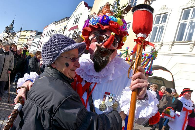 Maškary z Vortové u Hlinska ovládly v sobotu centrum Svitav. Masopust se ve městě uskutečnil již po sedmnácté. Nechyběla tradiční zabijačka, koblížky a jiné dobroty. Masopustní rej zakončilo tradiční porážení a vzkříšení kobyly.