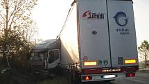 Nehoda osobního automobilu a kamionu u obce Tržek.