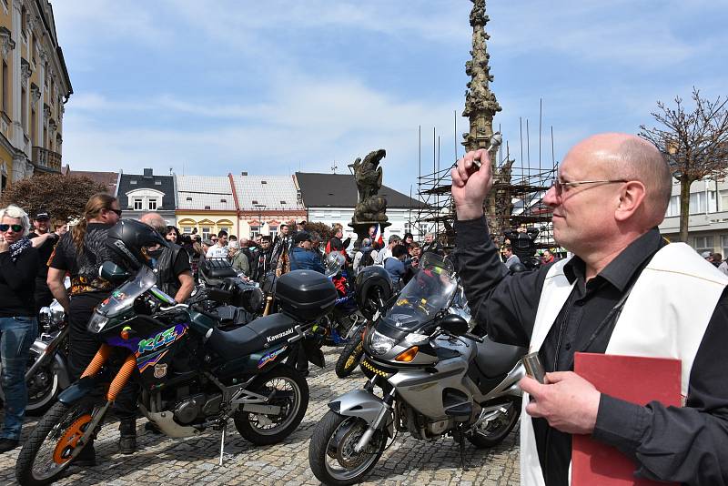 Farář Marian Sokol požehnal v Poličce sedmi stovkám motorkářů.
