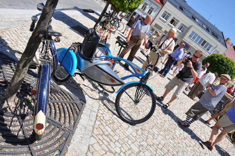 Stará kola  nejsou jen na  dívání. To v Poličce dokázali všichni  cyklisté, kteří na historických bicyklech dorazili. Zúčastnili se totiž závodu kolem radnice.