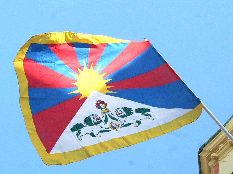Vyvěšení vlajky připomnělo 56. výročí povstání Tibeťanů proti čínské okupaci. Zemřelo při něm v hlavním městě Lhase na 80 000 lidí. 