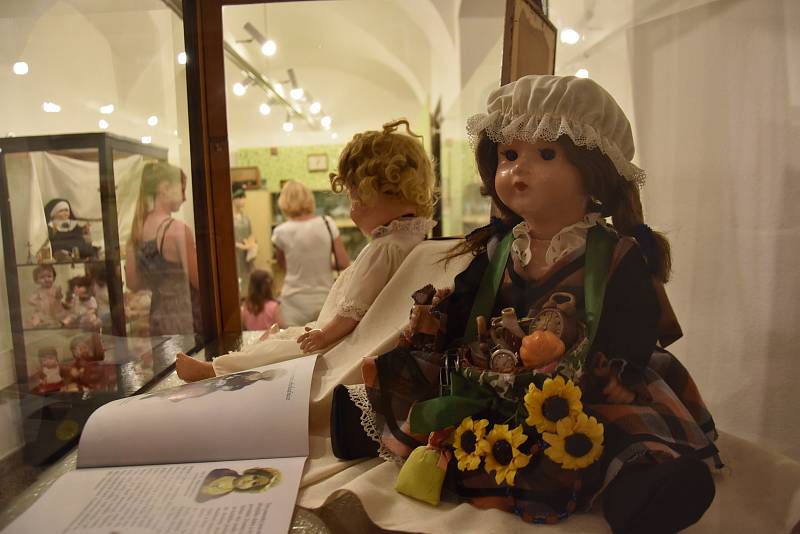 Sběratelka Eva Procházková vystavuje v Poličce část své rozsáhlé sbírky historických panenek.