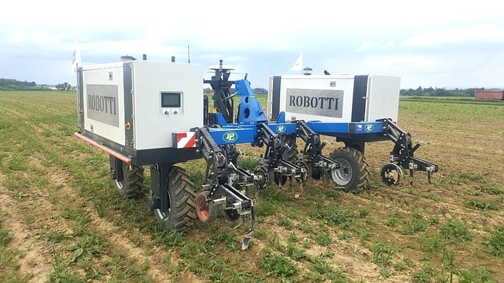 Zemědělci na poli testují roboty z Dánska