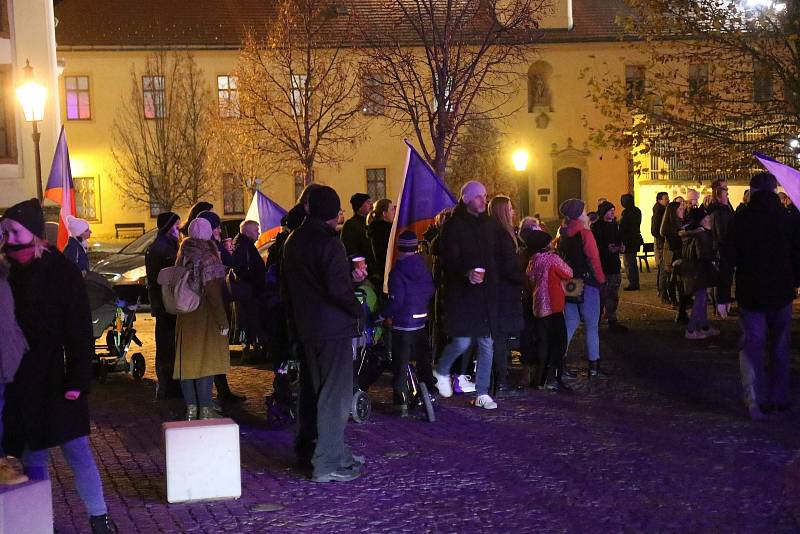 V Litomyšli si lidé připomněli 32.výročí sametové revoluce. Na náměstí Václava Havla se uskutečnilo shromáždění. V kině byl následně promítnut film ATA.