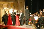 Opera se uskutečnila letos pod „májovým stropem“.