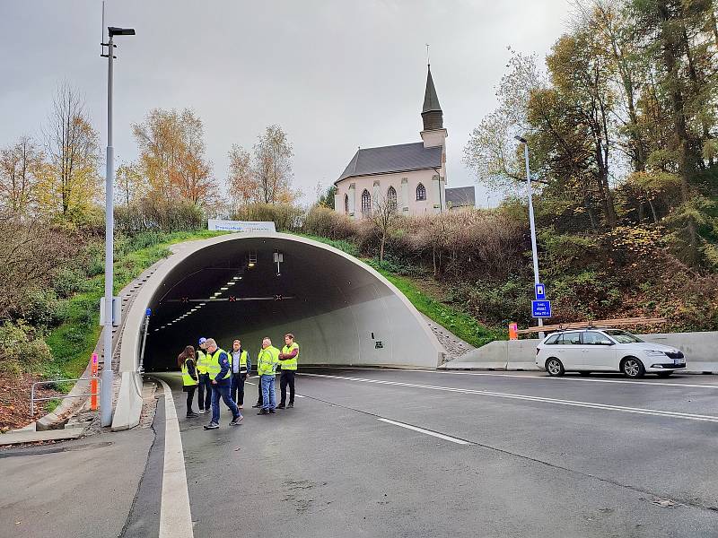 Hřebečský tunel je po celkové rekonstrukci znovu otevřený.