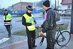 Policisté vyrážejí brzy ráno i večer do ulic a upozorňují chodce a cyklisty na nutnost osvětlení.