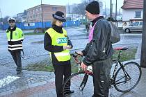 Policisté vyrážejí brzy ráno i večer do ulic a upozorňují chodce a cyklisty na nutnost osvětlení.