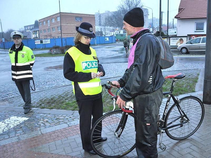 Policisté vyrážejí brzy ráno i večer do ulic a upozorňují chodce a cyklisty na nutnost osvětlení.