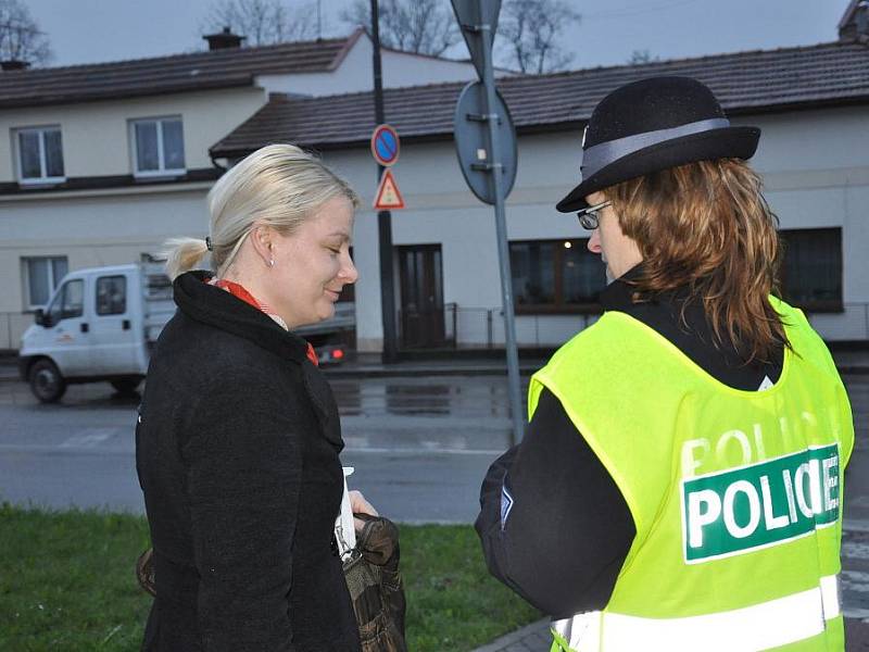 Policisté vyrážejí brzy ráno i večer do ulic a upozorňují chodce a cyklisty na nutnost osvětlení.