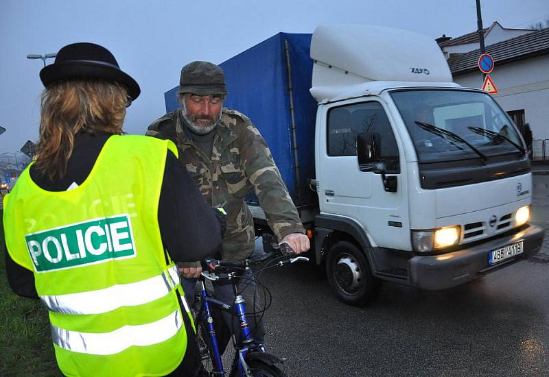 Policisté vyrážejí brzy ráno i večer do ulic a upozorňují chodce a cyklisty na nutnost osvětlení.