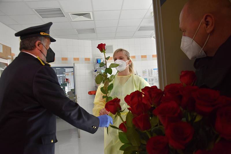 DOBROVOLNÍ HASIČI v neděli přivezli sestřičkám do nemocnice ve Svitavách desítky rudých růží a drobných dárků. Za velké překvapení sklidili potlesk. Foto: Deník/ Iveta Nádvorníková