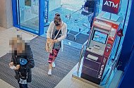 Policie hledá svědkyni, která může pomoci při objasnění ztráty peněz z bankomatu.