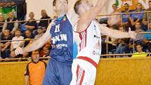Zasloužené vítězství si ze Svitav odvezli kolínští basketbalisté (v modrém).