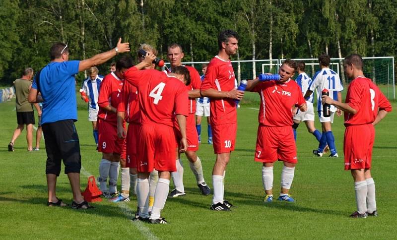 FOTBALISTÉ Dolního Újezdu si poradili s odvěkými rivaly z Morašic (hosté s pruhy) a mohou se těšit na další pohárové dějství. 