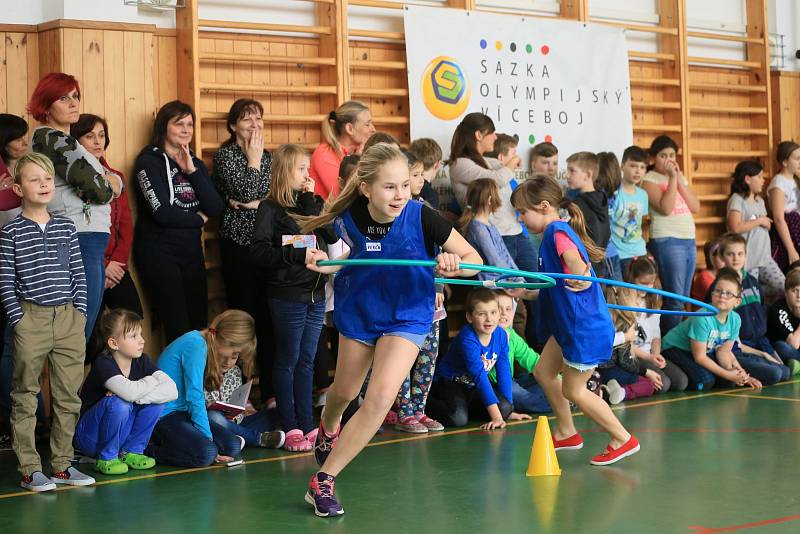 Školáci v Jevíčku si zatrénovali s výškařkou Michaelou Hrubou.