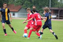 Finále mezikrajské soutěže fotbalistů U14 v Litomyšli (Pardubický KFS v červeném).