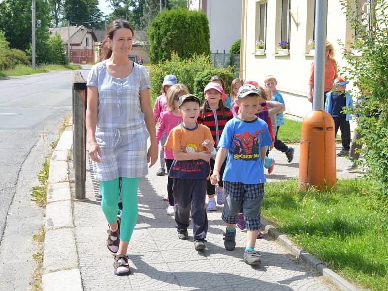 Na plyšácích se děti v mateřince v Brněnci učí první pomoc. Tentokrát za nimi přijeli i záchranáři.