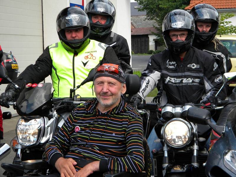 PINCKAŘI se rozloučili s Jaroslavem stylově, zaburácely motorky... Znak Pinckařů Vysočina se objevil na zasklené výtahové šachtě pro zdviž, na kterou motorkáři  přispěli. 