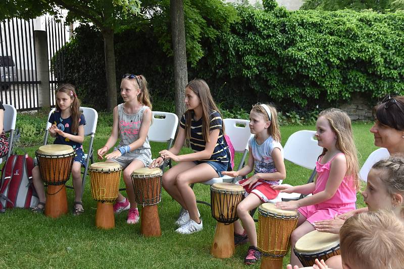 Muzikanti, baletky... Festivalové zahrady, free zóna Národního festivalu Smetanova Litomyšl, nabízí každý den pestrý program. O víkendu si hudbu, tanec i dětské sbory užily na velkém pikniku stovky lidí. Nechyběl ani doprovodný program pro děti.