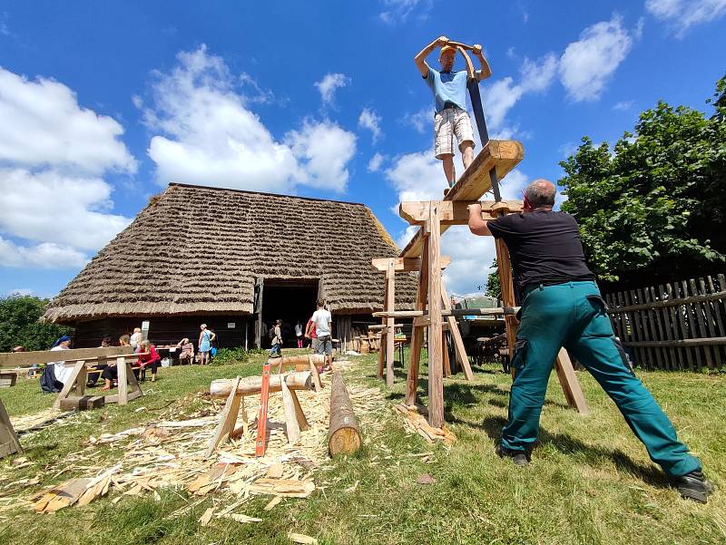 Řemeslníci si dali dostaveníčko u polygonální stodoly u Mikšíkova statku v Trstěnici.