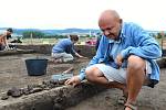 Naleziště na Jevíčsku je bohaté na artefakty. Studenti odkrývají jednotlivé vrstvy zeminy a odhalují germánské hroby. 