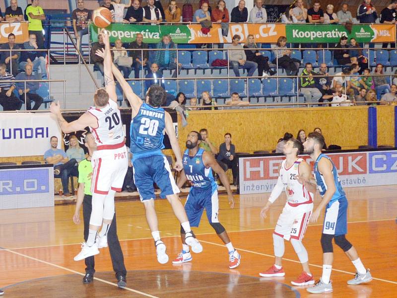 Stylově, tedy nastřílenou stovkou, oslavili svitavští basketbalisté stoleté výročí republiky.