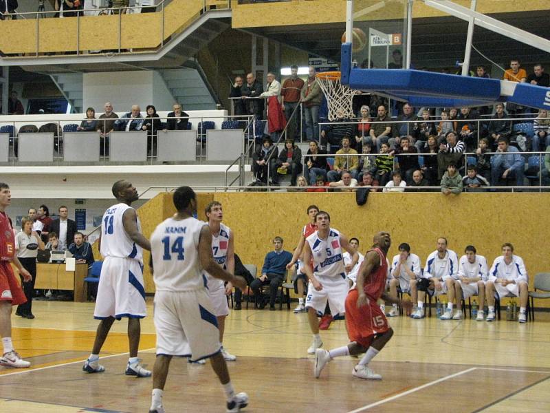 Zápas Mattoni NBL: USK Praha vs.ČEZ Basketball Nymburk ve Svitavách.