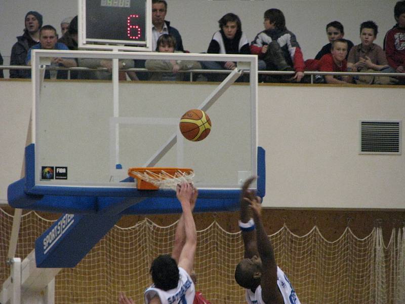 Zápas Mattoni NBL: USK Praha vs.ČEZ Basketball Nymburk ve Svitavách.