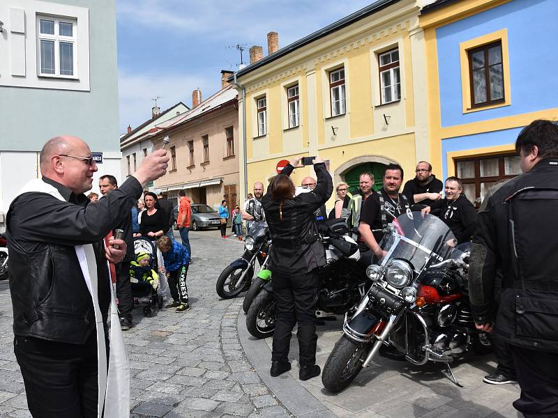 Farář Marian Sokol požehnal v Poličce sedmi stovkám motorkářů.