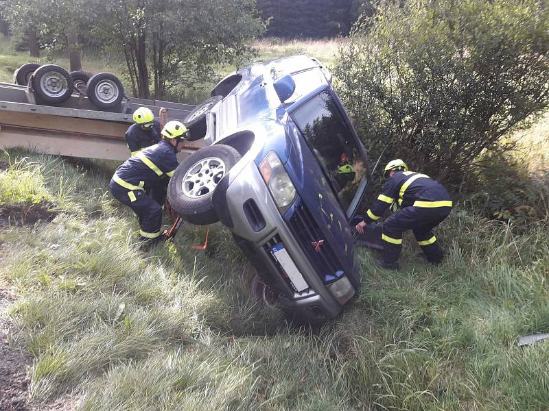 Osobní auto skončilo s nákladem rámů v příkopě.