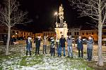 ROZSVĚCENÍ stromečku v Jevíčku předcházel pestrý program. Samozřejmostí bylo zapálení adventní svíce. Děti psaly Ježíškovi a zaujaly je i jesličky.