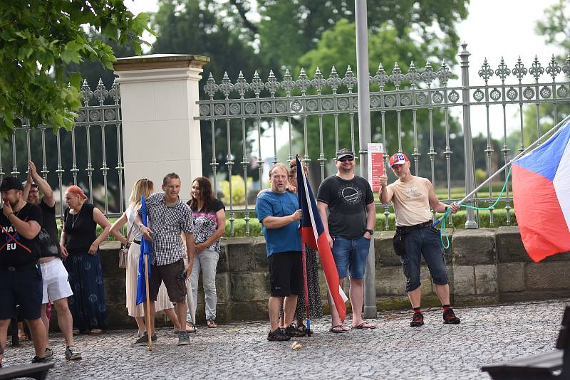 Demonstranti u zámku v Litomyšli.