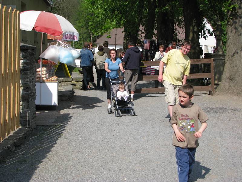  Stovky návštěvníků přišly na jarmark.