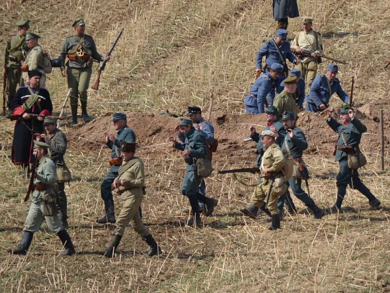 Diváci, kteří přijeli v sobotu do Mladějova,  nepřišli o pořádnou podívanou. Rakušané použili v boji proti Rusům i plamenomet. V lazaretu sténali zranění. Tomu všemu přihlíželi i dámy v dobových róbách. 