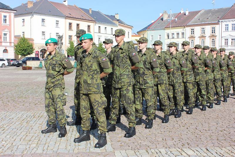 Studenti vojenské školy v Moravské Třebové mají za sebou první dny v kanadách a maskáčích. Ještě nikdo z prváků studium nevzdal.