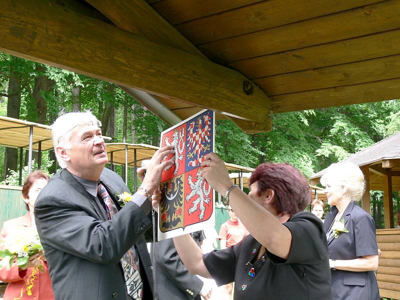 Pozoruhodný svatební obřad, Jiří s Klárou se vzali naVekslu.