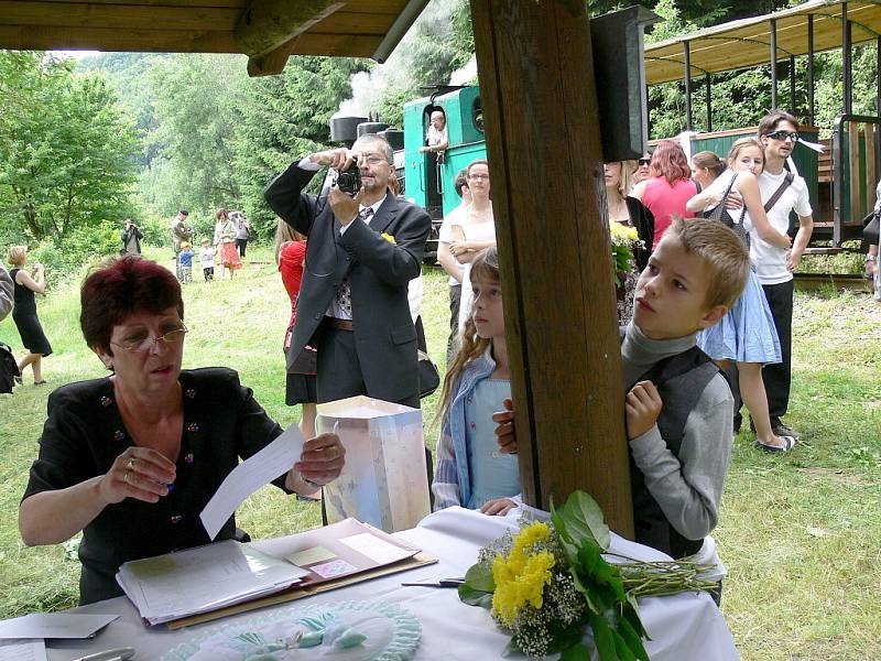 Pozoruhodný svatební obřad, Jiří s Klárou se vzali naVekslu.