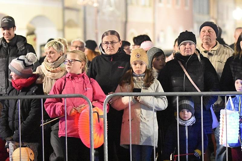 Ve čtvrtek navečer přijel do Svitav Martin na bílém koni. Početný průvod dovedli světlonoši do parku Jana Palacha, kde program slavnosti pokračoval.