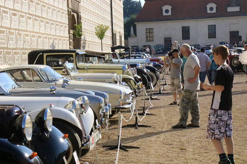 4. ročník Vzpomínkové jízdy na Elišku a Čeňka Junkovy, manžele a úspěšné automobilové závodníky z první poloviny minulého století, se uskutečnil o víkendu na Svitavsku a Orlicku. Foto: Deník/Iveta Nádvorníková