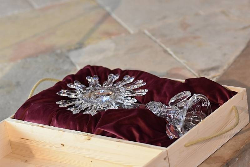V piaristickém chrámu je na pár hodin vystavený relikviář sv. Zdislavy od Jiřího Pačinka. Umělecký sklář městu daroval skleněné Jezulátko.